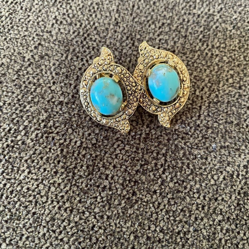 Vintage Sarah Coventry Elegant Gold and Blue Stone Earrings.